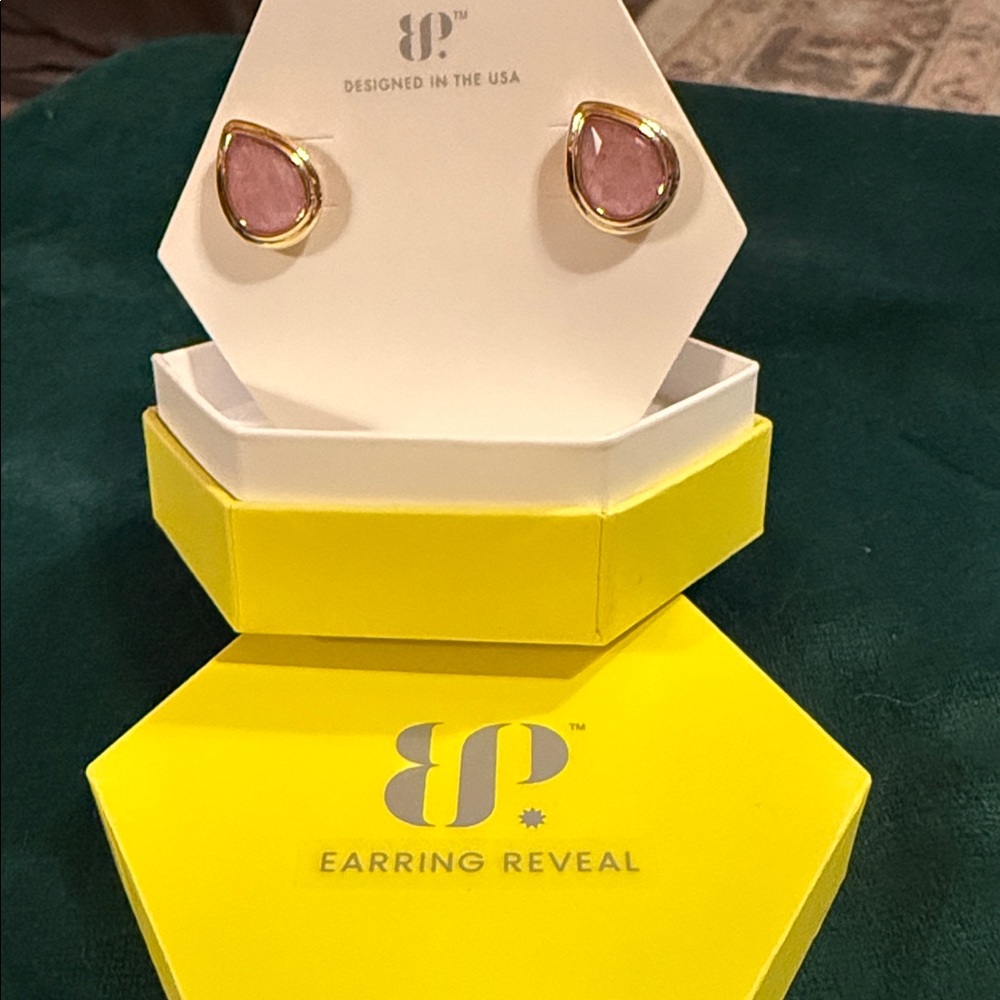 Earring Reveal Gold-Plated Teardrop Stud Earrings